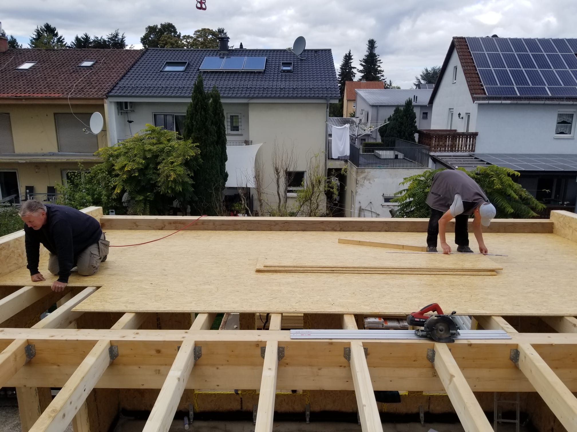 Holzbau Kuhl - Verschalen der Dachdecke
