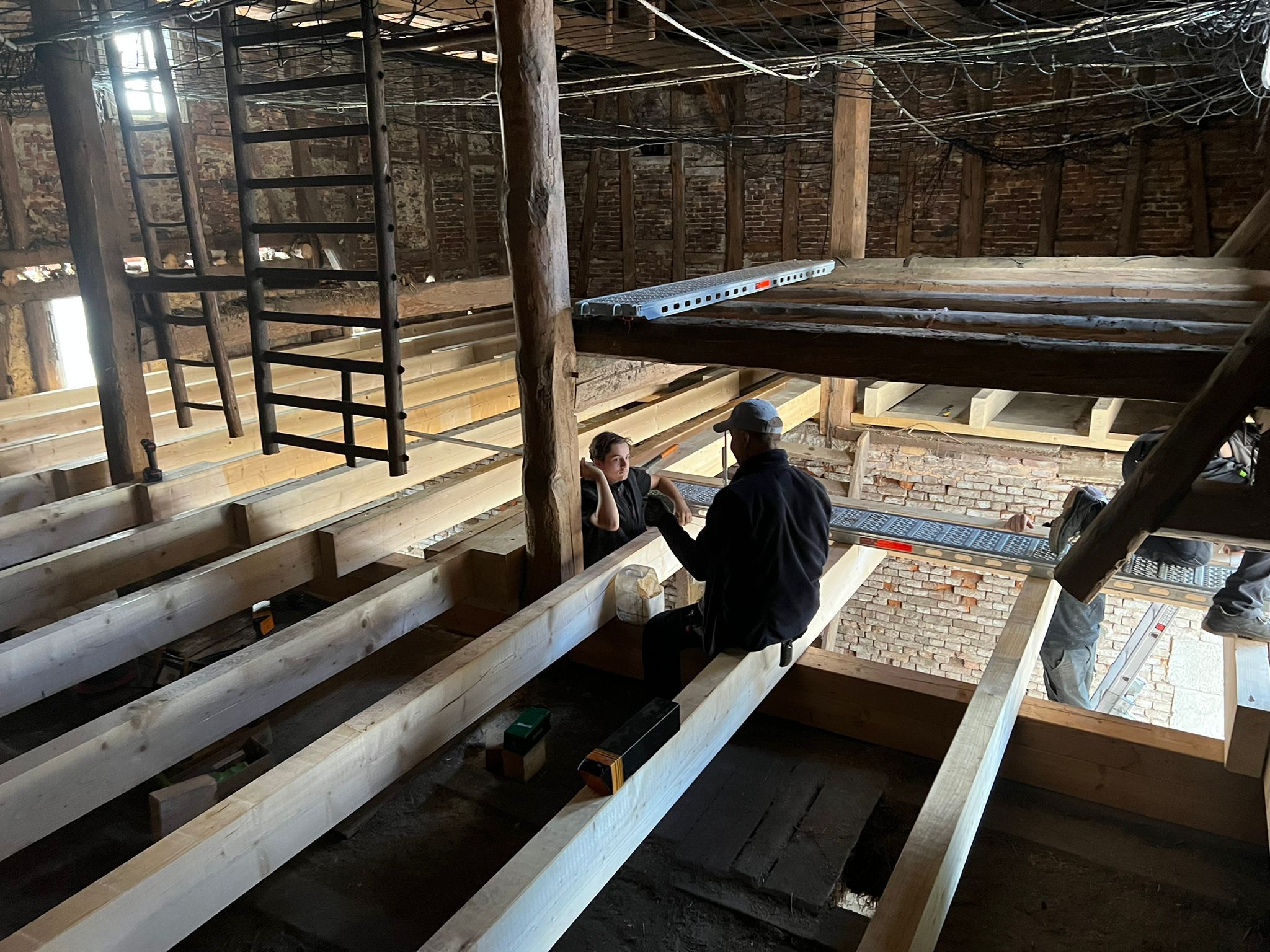 Holzbau Kuhl Verlegen der ersten Balkenlage
